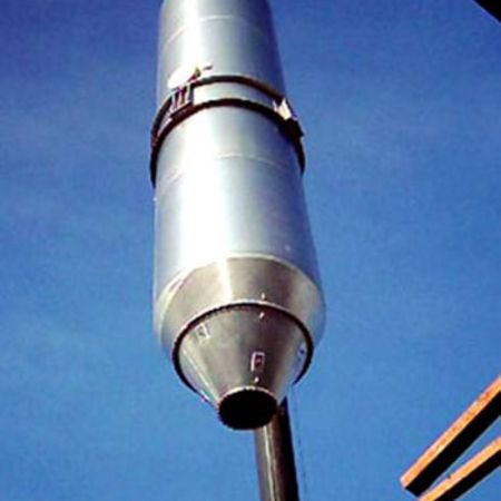 Silo, das von einem Kran gehoben wird